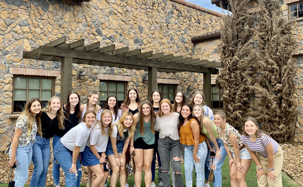 canyonVB's tweet image. Family feast! #TheOnlyWayIsFOOD #CarbLoading #EndlessBreadsticks #CCVB2021