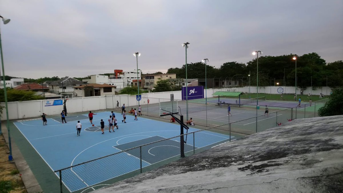DeporteEc's tweet photo. El Coordinador de @deportecz8, @PabloMeave, y Alex Wiesner, presidente de la Liga Deportiva Estudiantil del Guayas, recorren escenarios en Puerto Azul para analizar el proceso de reactivación del organismo. 

#JuntosLoLogramos 
🇪🇨 https://t.co/VH96TRTmBB