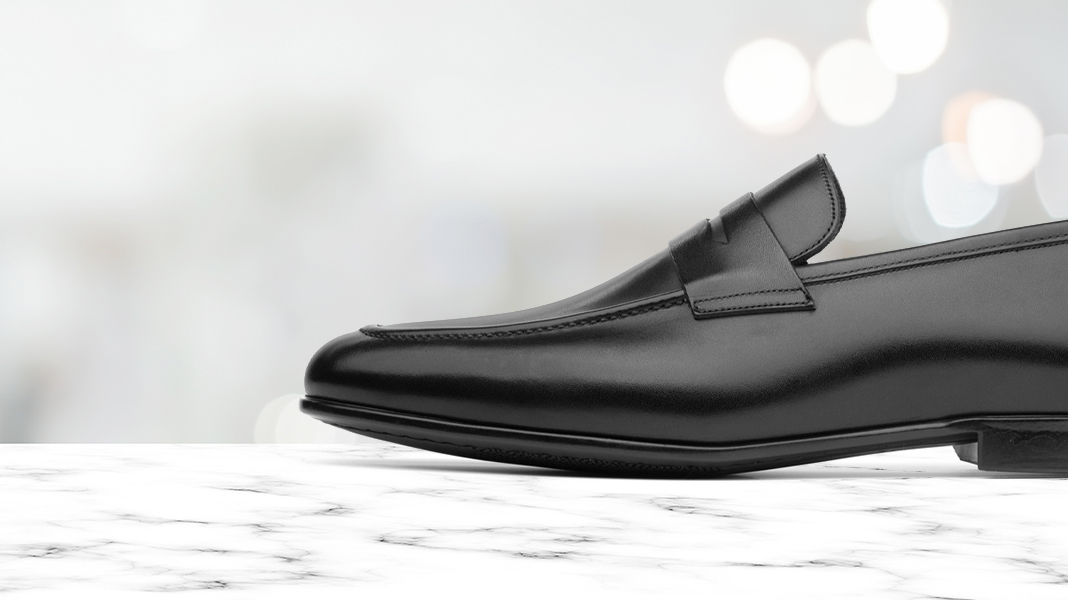 ToBootNewYork's tweet image. This loafer is the universal shoe you always needed! Take it from the office to happy hour to dinner with the fam. toboot.com/products/porto…