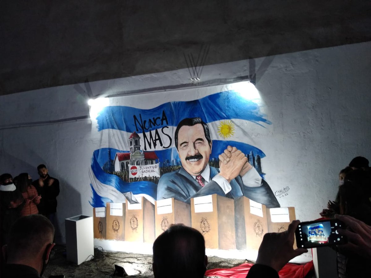 gerardomerinotw's tweet photo. En el Comité UCR Rawson acompañando a la Juventud Radical en la inauguración Mural Raúl Alfonsín. 👏👏👏 https://t.co/IfLl7ANPr4