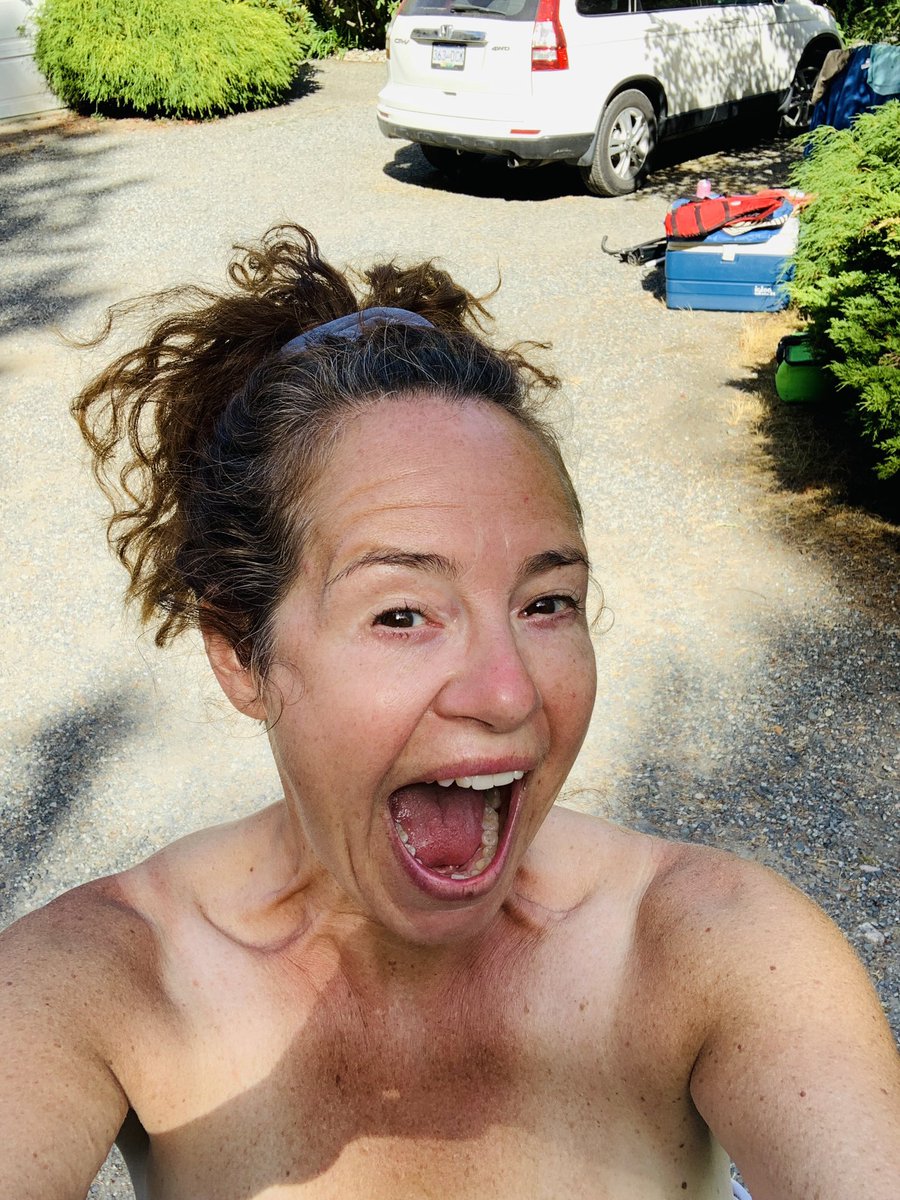 Yetuk qoshni tasodifan porno videoga kirdi. Jinsiy aloqa va muhabbatning eng chiroyli surati