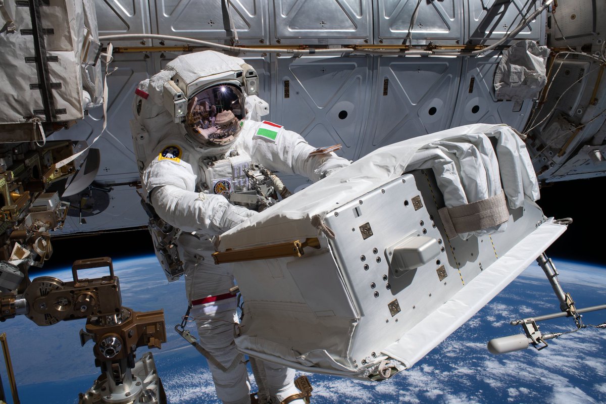camurriusa's tweet image. “Non si può battere una persona che non si arrende mai.”
Babe Ruth
@ClaudioBortolin
@astro_luca
#SpacewalkForAMS 
#PassioneScienza
Foto Credits: NASA
Pubblicata in:
it.wikipedia.org/wiki/File:ISS-…
Da: 
flickr.com/photos/nasa2ex…
#MissionBeyond