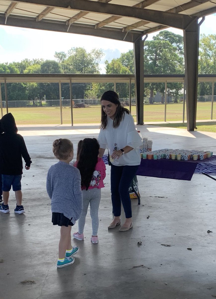 wheelerc21's tweet photo. Dr. Moore and Mrs. Wilkins helping our Kindergartners get rid of first day jitters! https://t.co/uNCF1pD6uY