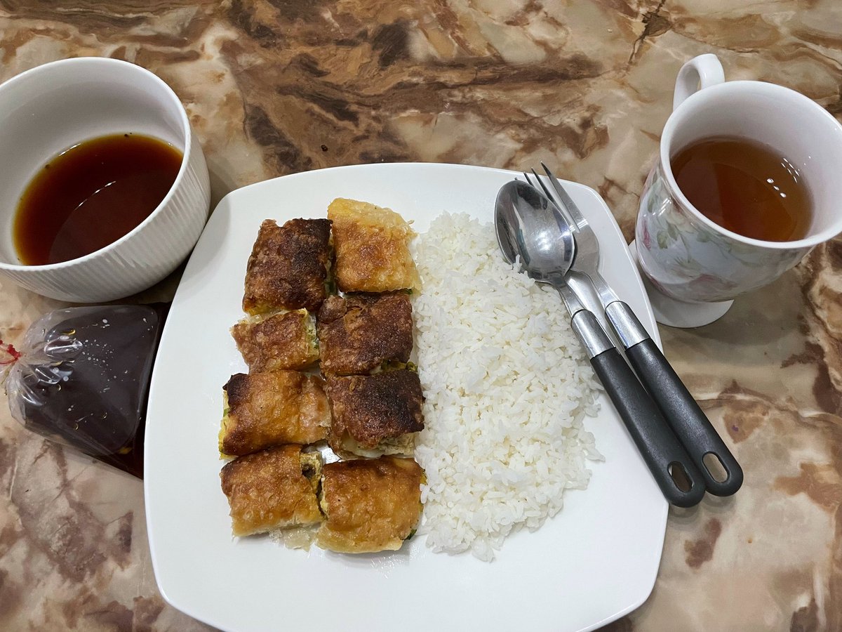 aan__'s tweet image. Masyarakat yang berbudaya sarapan martabak pake nasi.