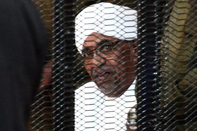 patriciajaniot's tweet photo. Omar al Bashir, dictador que dominó a Sudán por 30 años, será entregado a la Corte Penal Internacional. Es acusado de crímenes contra la humanidad por el conflicto de Darfur donde hubo unos 300 mil muertos. Que se vean en este espejo quienes creen que la justicia nunca llegará https://t.co/6zFT7jeLly