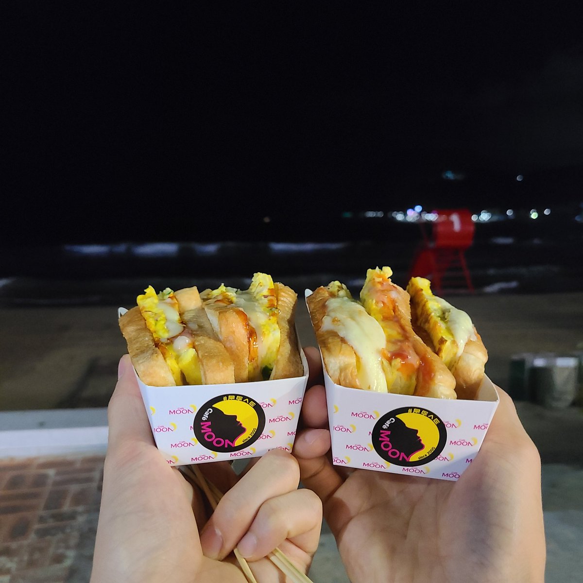 하늘과 바다의 경계가 없는 게 상당히 마음에 들었던 밤
밤바다 사랑하게 될 것 같은데요
문토스트 처음 먹어 본 찐따 등장

#섹트