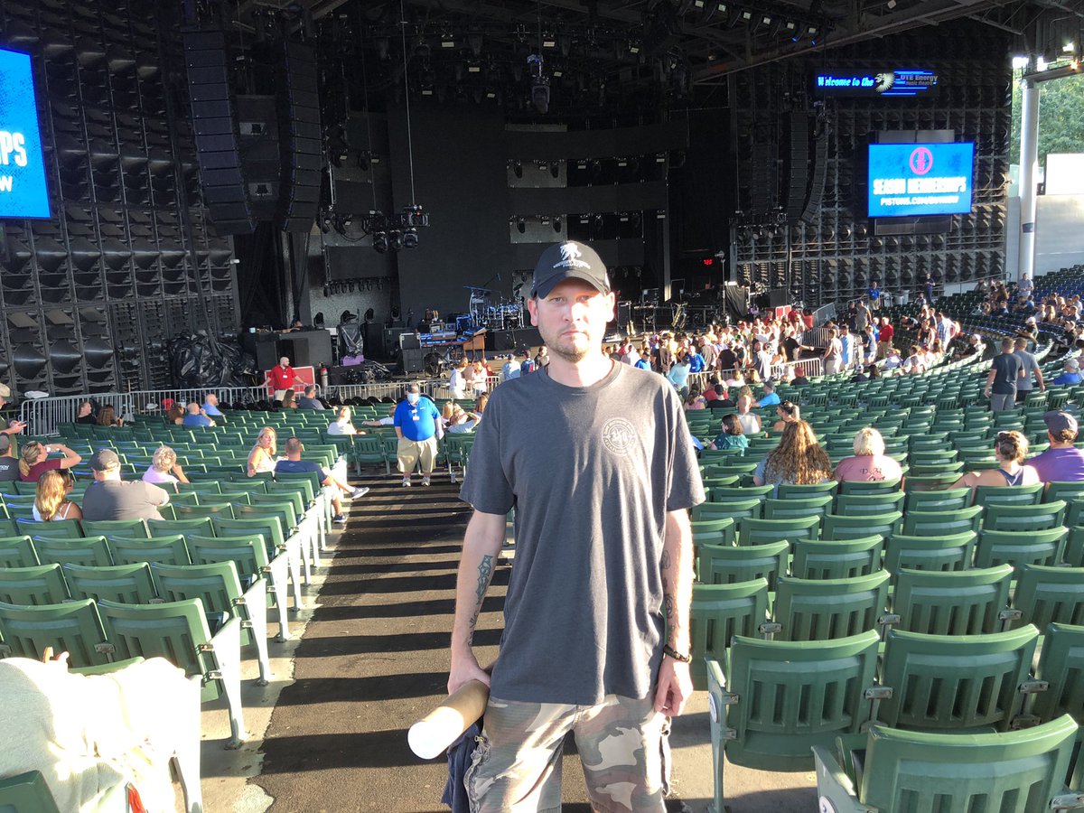 ArmyDave3382's tweet photo. @kinky_horror @abbytoir @badtechno I’m really close really good seats that’s what 327 dollars gets you @davematthewsbnd @DTE_Energy #DMB #DMB2021 #DMB30 https://t.co/SqXnaj1A7o