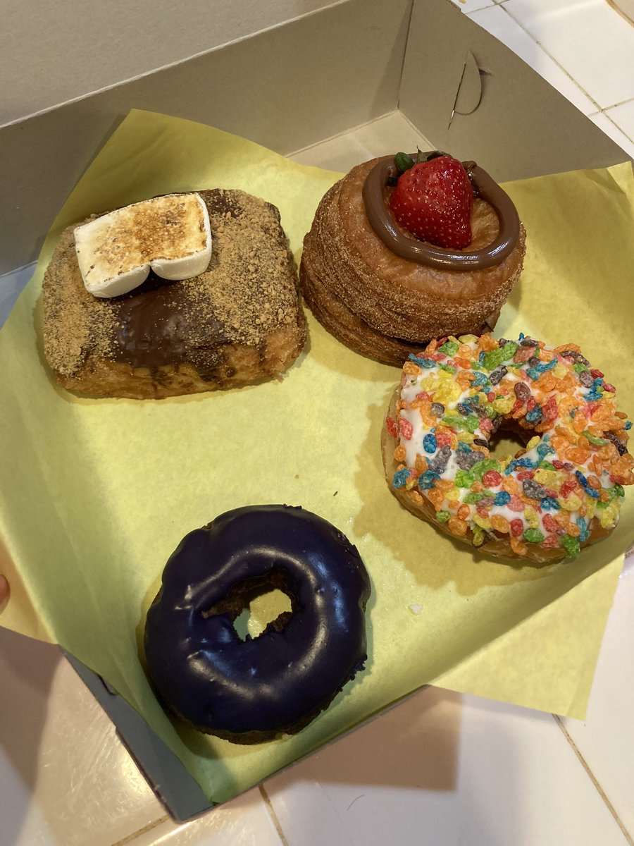 Donut Takeout from our LA Day…. S’mores Croissant, Strawberry Nutella Cronut, Ube Cake & Fruity Pebble Raised Donut Sugary and delicious … so many more to try next time! 😋