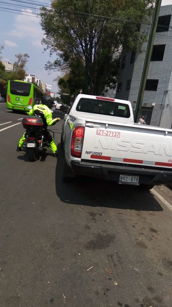 LaSEMOVI's tweet photo. Si invades el carril exclusivo del transporte público, serás acreedor a una sanción de hasta $5,377.20 pesos.

Esta tarde, @jeferadar y equipo, acudieron a Eje 8 Sur para apercibir vehículos estacionados y entregar volantes informativos con las sanciones correspondientes. https://t.co/ijEd39uhLJ
