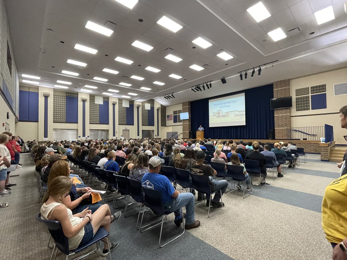 Miss_Garber's tweet photo. So very happy to welcome the class of 2025 to PHS! #newyear #freshmen #Electricstrong https://t.co/wJlXCwWlC6