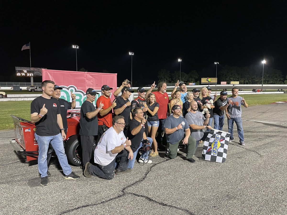 Ronnie Williams & his team celebrate a big win in the Truly Hard Lemonade 75 worth $5,000! Jon McKennedy was second & Matt Swanson third. Thanks for joining us for a mid-week special at Thompson! 👍🏁