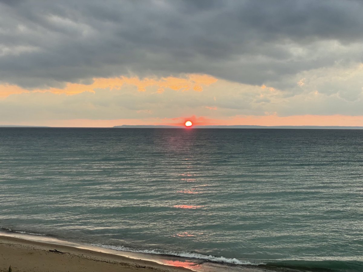 MatsonMarlo's tweet photo. It’s not always about the sunset! The afterglow made quite the statement this eve.
#leland https://t.co/L0qwJ5U1Op