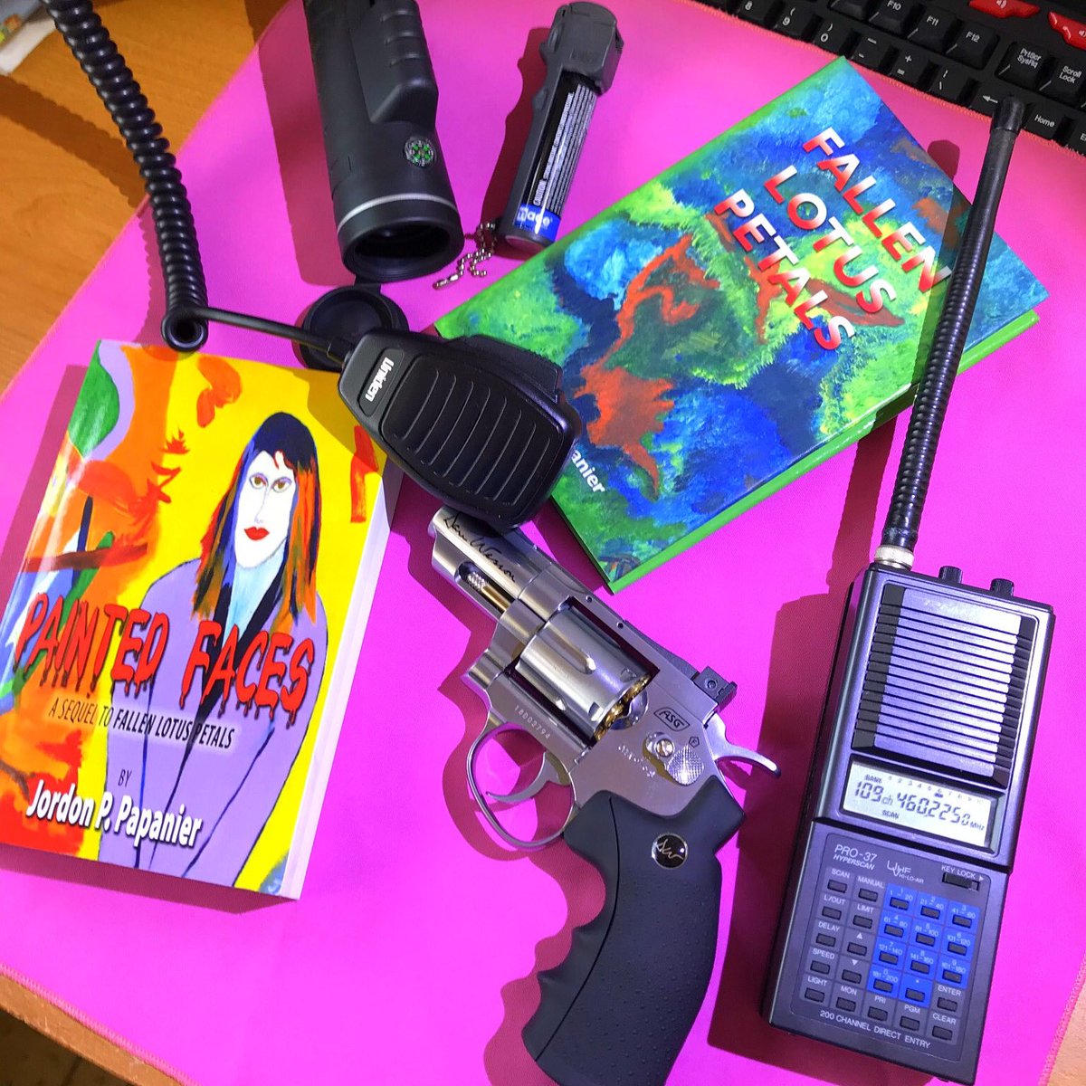 Webconnect88's tweet photo. #book #movels #bookpaintedfaces #bookfallenlotuspetals #crimethriller #bookshelf #bookclub on Amazon https://t.co/b1DOrZrGEV