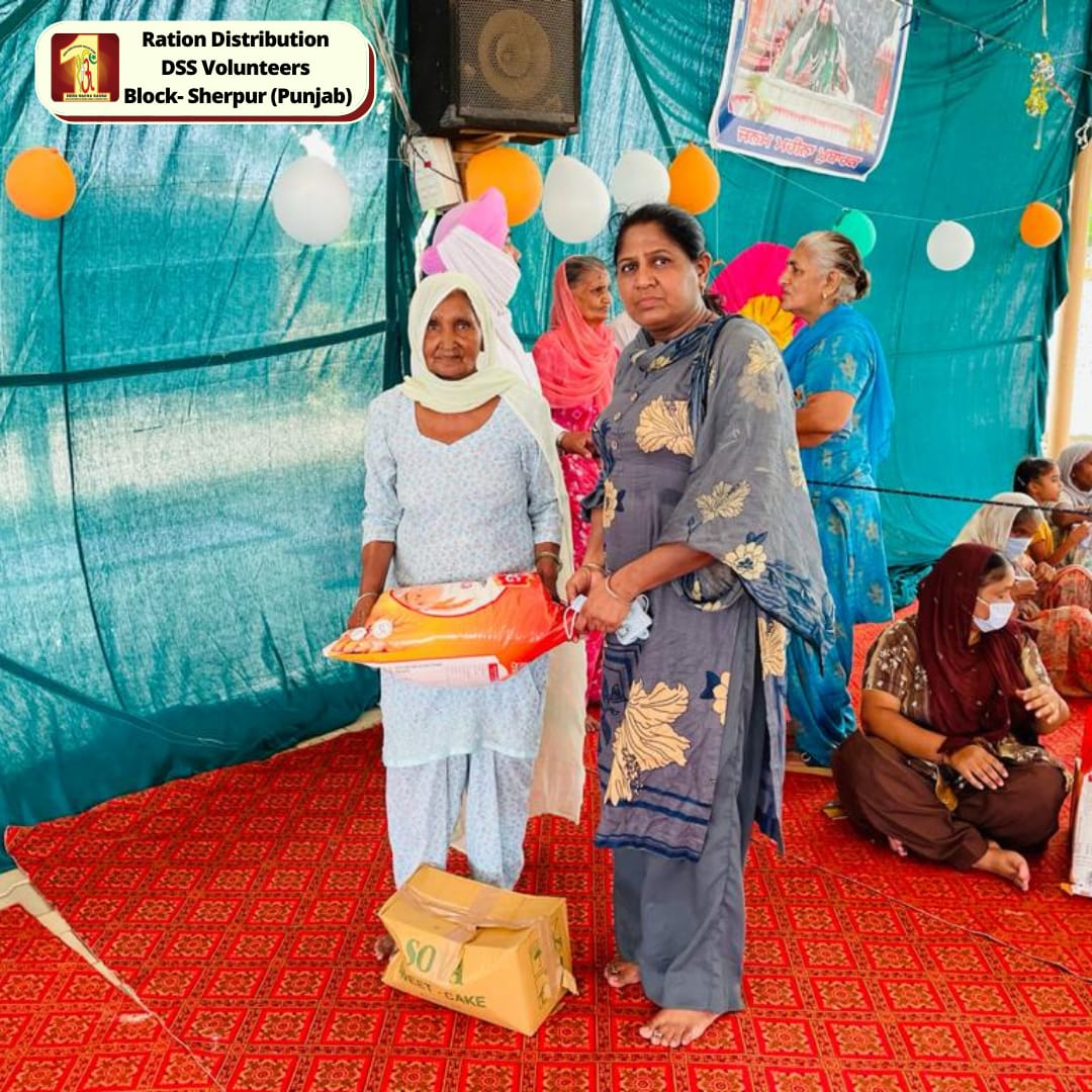 DSSNewsUpdates's tweet photo. FOOD BANK: RATION DISTRIBUTION BY DERA SACHA SAUDA VOLUNTEERS | SHERPUR, PUNJAB
#SaintDrMSG #SaintMSG #SaintGurmeetRamRahimJi #DeraSachaSauda #food #ration #foodbank #RationDistribution #welfare #134humanitarianworks  #humanity #covid19help #covid_19  #covid19helplineindia https://t.co/wIl40sHbeV