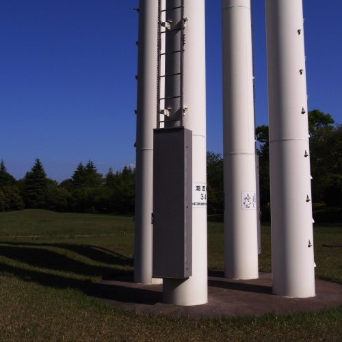 Kohyoh Yang しかし この送電鉄塔 なんと黒川紀章設計という 付け根についている赤い円盤は和室と円窓のイメージらしい T Co 4ewojgutl6 Twitter