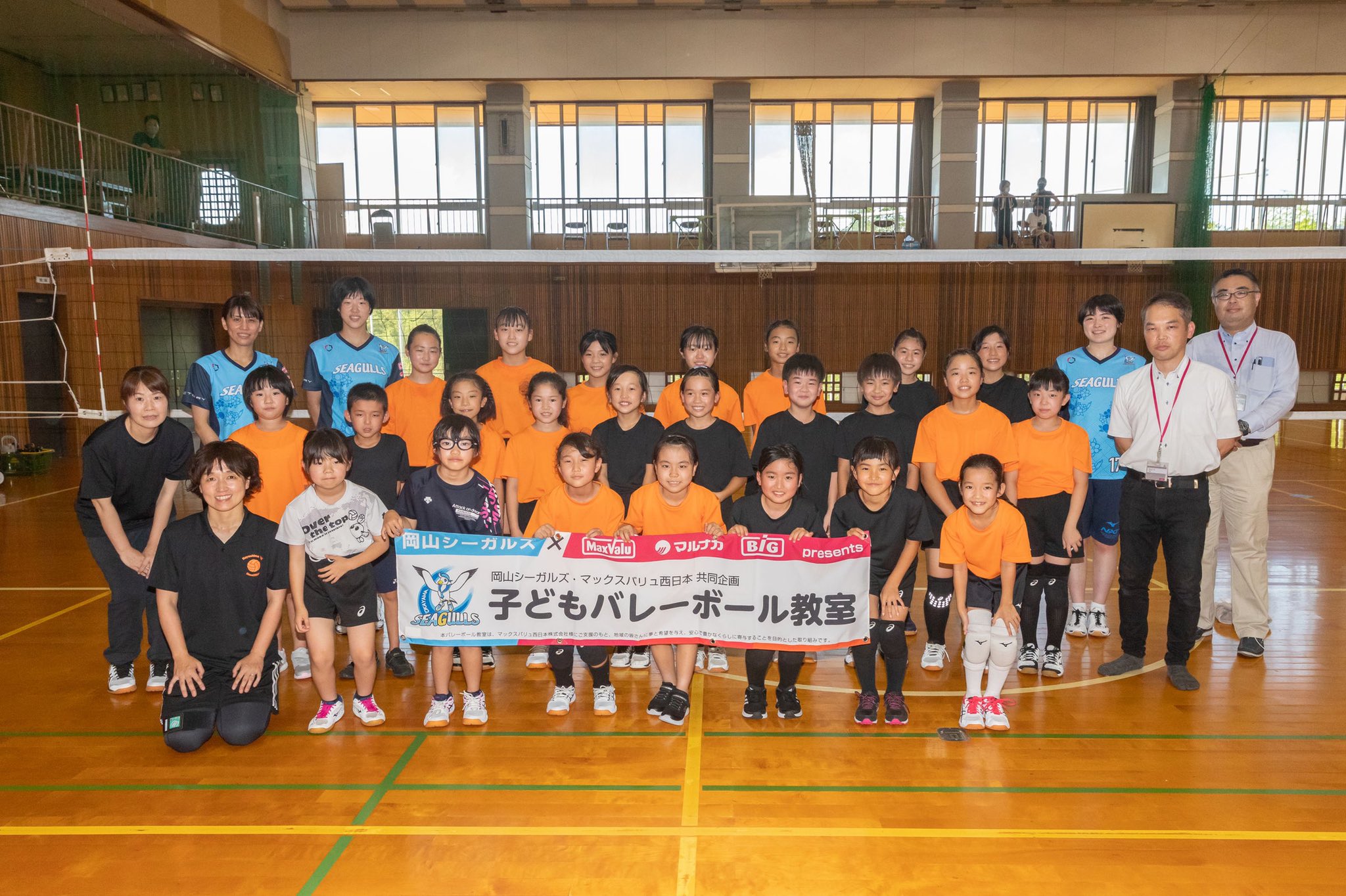 岡山シーガルズ マックスバリュ 西日本株式会社 岡山シーガルズ バレーボール教室 城戸うらん 選手 中本柚朱 選手 𠮷田みなみ が 早島vbc に行ってきました この日に マックスバリュ マルナカ ビッグのロゴ入りの教室tシャツデビュー 基本