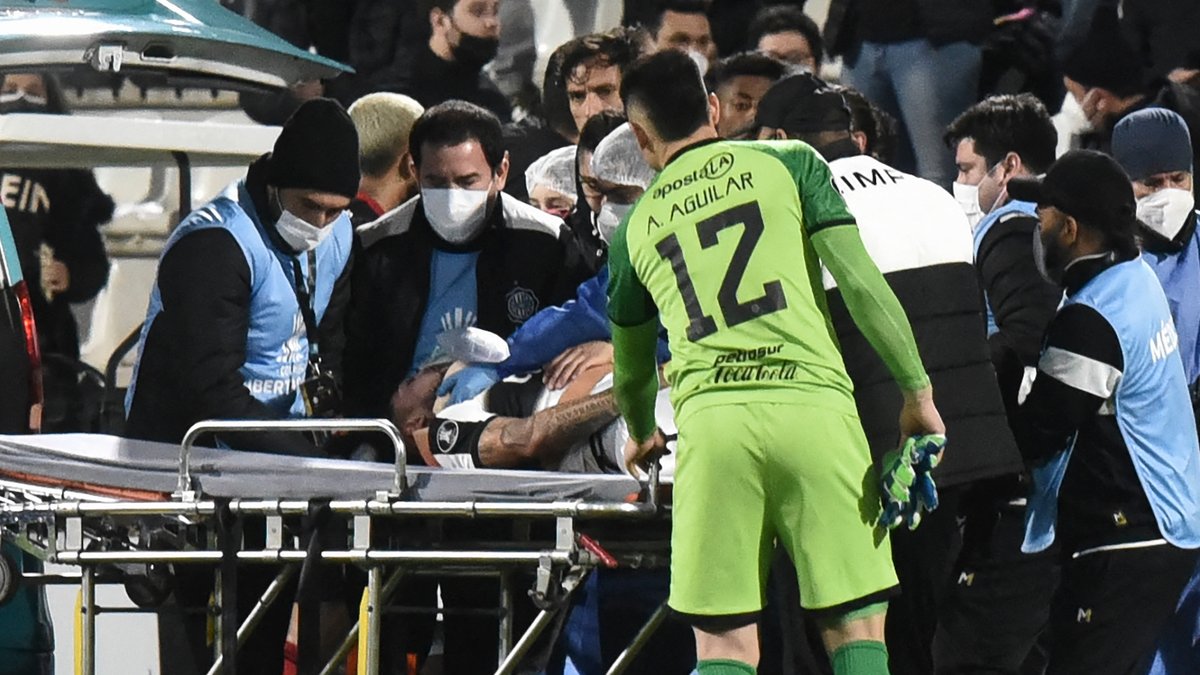 goal's tweet photo. Olimpia defender Victor Salazar sustained a head injury in the Copa Libertadores quarter-final.

He suffered seizures after taking an arm to the face.

Please get better 🙏 https://t.co/vNQ2Clc5kR