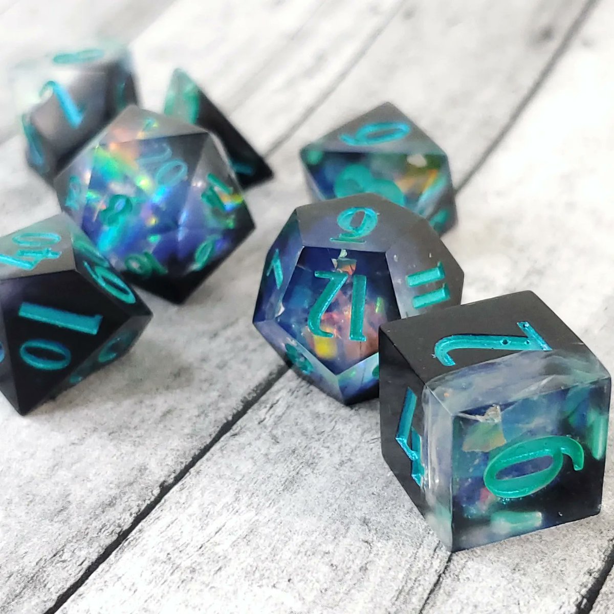 GeekMeUp_Scotty's tweet image. Aurora, a set of black and blue with iridescent cellophane. 

#dnd #dice #rpgdice #ttrpg #resindice #resincasting #handmadedice #diceaddict #dicegoblin #dicemaker #dnddice