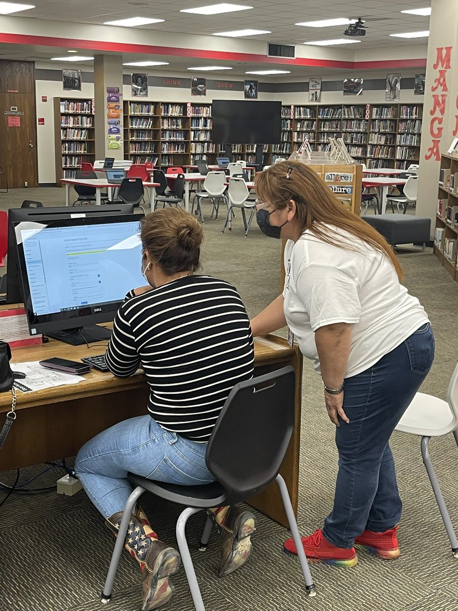MargieP2015's tweet photo. Shout Out to Mac paraprofessionals for providing in person assistance during registration!!! @MacArthurCards @BrianNelsonII1 https://t.co/eQWhe5ZYYa