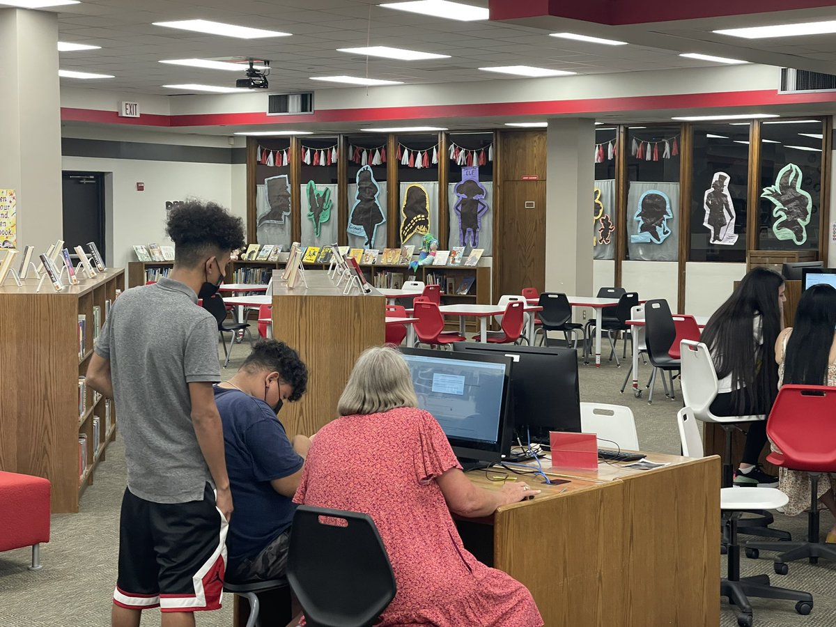 MargieP2015's tweet photo. Shout Out to Mac paraprofessionals for providing in person assistance during registration!!! @MacArthurCards @BrianNelsonII1 https://t.co/eQWhe5ZYYa