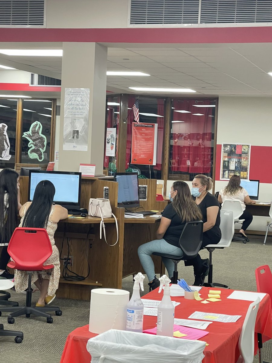 MargieP2015's tweet photo. Shout Out to Mac paraprofessionals for providing in person assistance during registration!!! @MacArthurCards @BrianNelsonII1 https://t.co/eQWhe5ZYYa