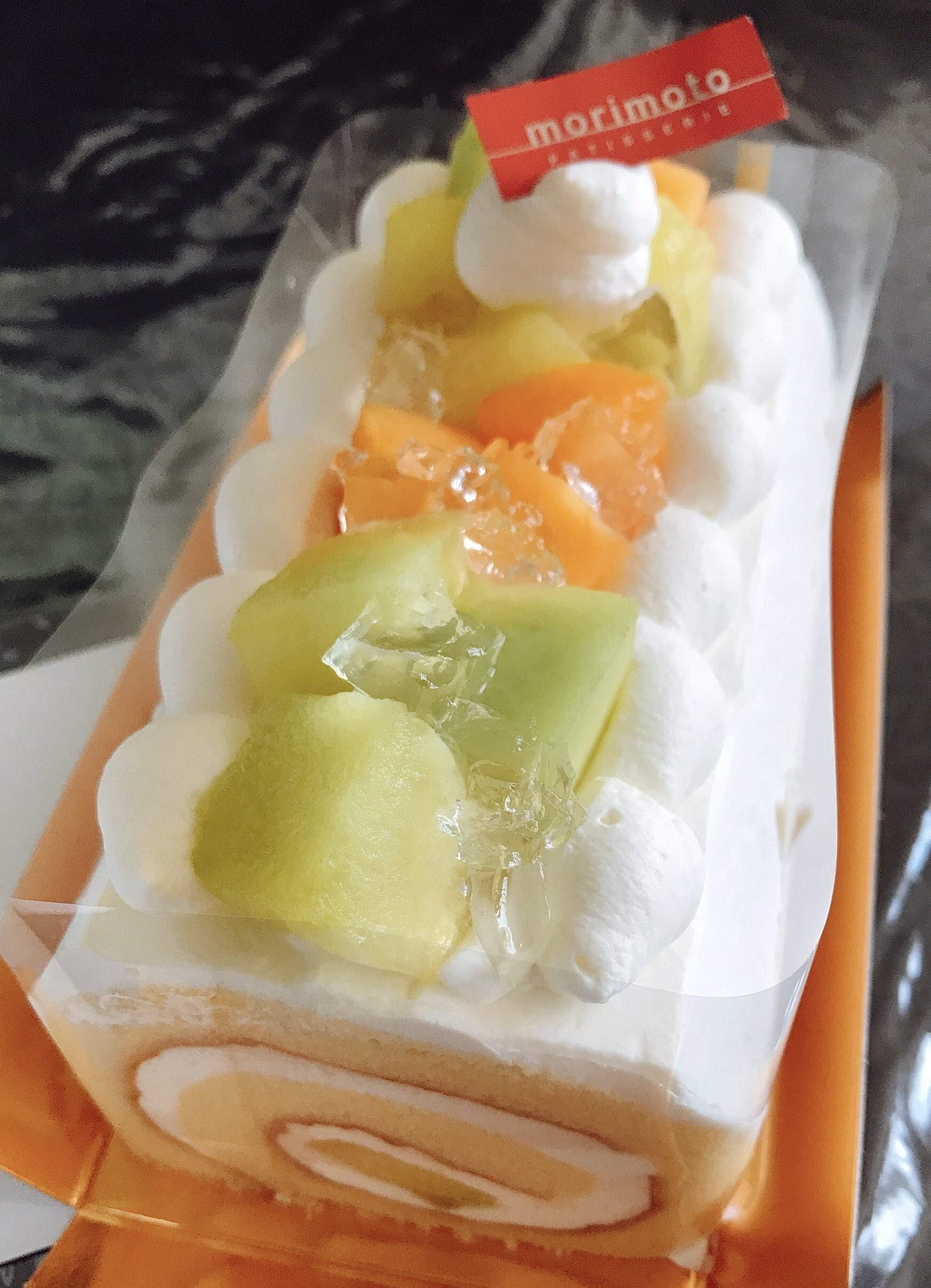 ルーナ 結婚記念日 もりもと メロンロール メロンが大好きだからこのケーキ買った ケーキは甘さ控えめ メロンはあまあま T Co E0hsdsh8ma Twitter