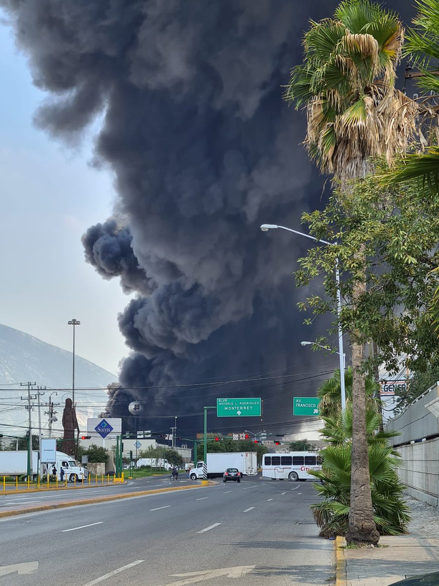 JudithMedrano's tweet photo. Cuando tu vocación es servir, no importan las circunstancias 
Enhorabuena Denicio Lozano que hoy llegó en su coche a combatir un super incendio en la empresa Protexa en Santa Catarina #NL

Él es orgullosamente de  @BomberosNL 

@MtyFollowMx @AsiEsMonterrey https://t.co/F93wSlkyJ7