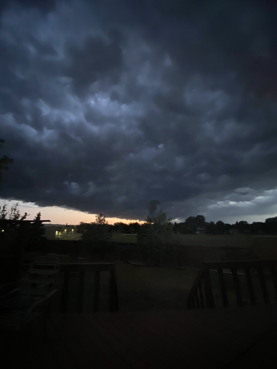 This rolled in quickly! ⚡️⚡️⚡️#mbstorm #winnipeg #storm