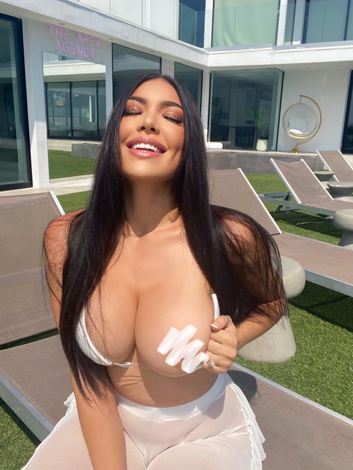 Your JOI queen just filmed another PUBLIC JOI hehe can you guess where at?😏🤫 https://t.co/1Zk8jo0yMk