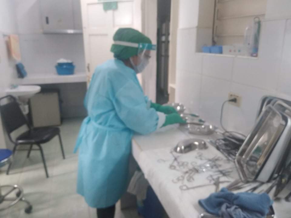 CubacooperaHt's tweet photo. Urgencias quirúrgicas ocurridas en la madrugada, donde se realizaron 3 intervenciones, obligan a la licenciada en enfermería Ideltrudis Corrales Paz a acudir antes del comienzo de la jornada laboral, al servicio de esterilización, del Hospital Nicolás Armand de Arcahaie. #Cuba https://t.co/X4npKq75ER