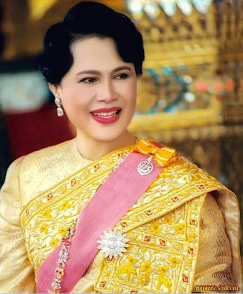 MarthaKit's tweet photo. ทรงทำให้ "ผ้าไทย" ที่ไร้ค่า
ตามใต้ถุนชายคามหาศาล
กลับทวีค่าล้นพ้นประมาณ
เป็นทั้งเงินทั้งงานเลี้ยงชีวิต
และทรงเป็นแบบอย่างผู้ทรงผ้า
ตัดภูษาฉลององค์บรรจงวิจิตร
จากเครื่องทอถิ่นกันดารพลันน่าพิศ
ทั่วทุกทิศชื่นชมว่าเป็นผ้าดี...
**ส่วนหนึ่งจากกลอนเพจ ปู บุษบา จิตกร
#ทรงพระเจริญ https://t.co/t7OiN528WW