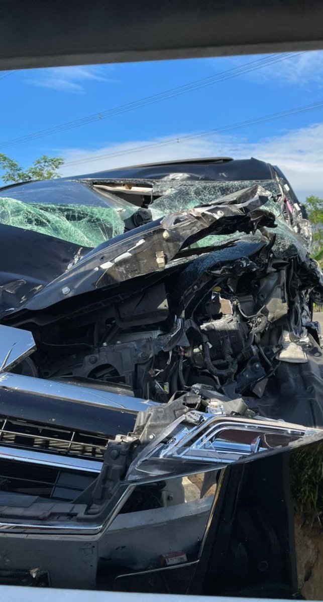 na_dirs's tweet photo. Rais Am PBNU/Ketum MUI Pusat, Romo Kiai Miftakhul Akhyar mengalami kecelakaan parah di jalan tol. Alhamdulillah Allah menjaga dan melindungi beliau. Meski kondisi mobil rusak parah, beliau hanya memar dan lecet saja. Mari kita doakan beliau 🙏 https://t.co/9yxsvKqxiq