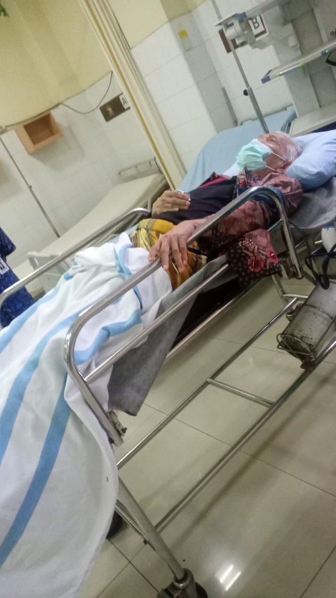 na_dirs's tweet photo. Rais Am PBNU/Ketum MUI Pusat, Romo Kiai Miftakhul Akhyar mengalami kecelakaan parah di jalan tol. Alhamdulillah Allah menjaga dan melindungi beliau. Meski kondisi mobil rusak parah, beliau hanya memar dan lecet saja. Mari kita doakan beliau 🙏 https://t.co/9yxsvKqxiq