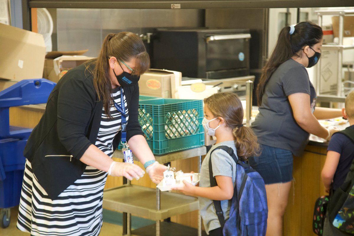 DavidShimer1's tweet photo. Highlight of my day was seeing Oak Grove staff welcoming their students on to campus for their 2nd day! It was all smiles under those masks for students and the welcoming atmosphere made me smile under my mask! @ChastityLollis @OakGrove_VP https://t.co/nTEM3uRj1j