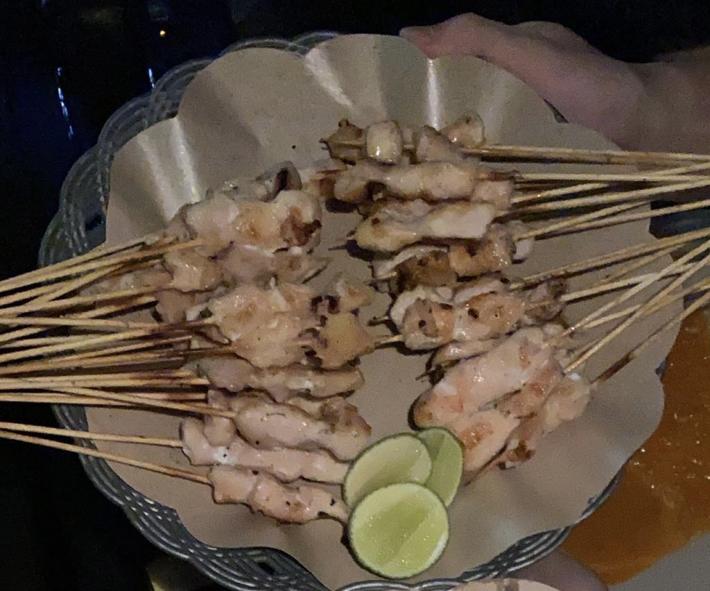 ocelolol's tweet photo. @ShopeePay_ID Dear @shopeepay_id, rekomendasi #UMKMShopeePay dari gue adalah Sate Taichan Bang Maman! Juaraaaak banget deh pokoknya sate taichan nya, apalagi sambelnya 😍🤤. 

Pergi ke pasar sama bude
Tidur dikasur sangat nyaman
Ini rekomendasi ala gue
Sukses terus Sate Taichan Bang Maman! 🙌🏻 https://t.co/JnKTLruvP4