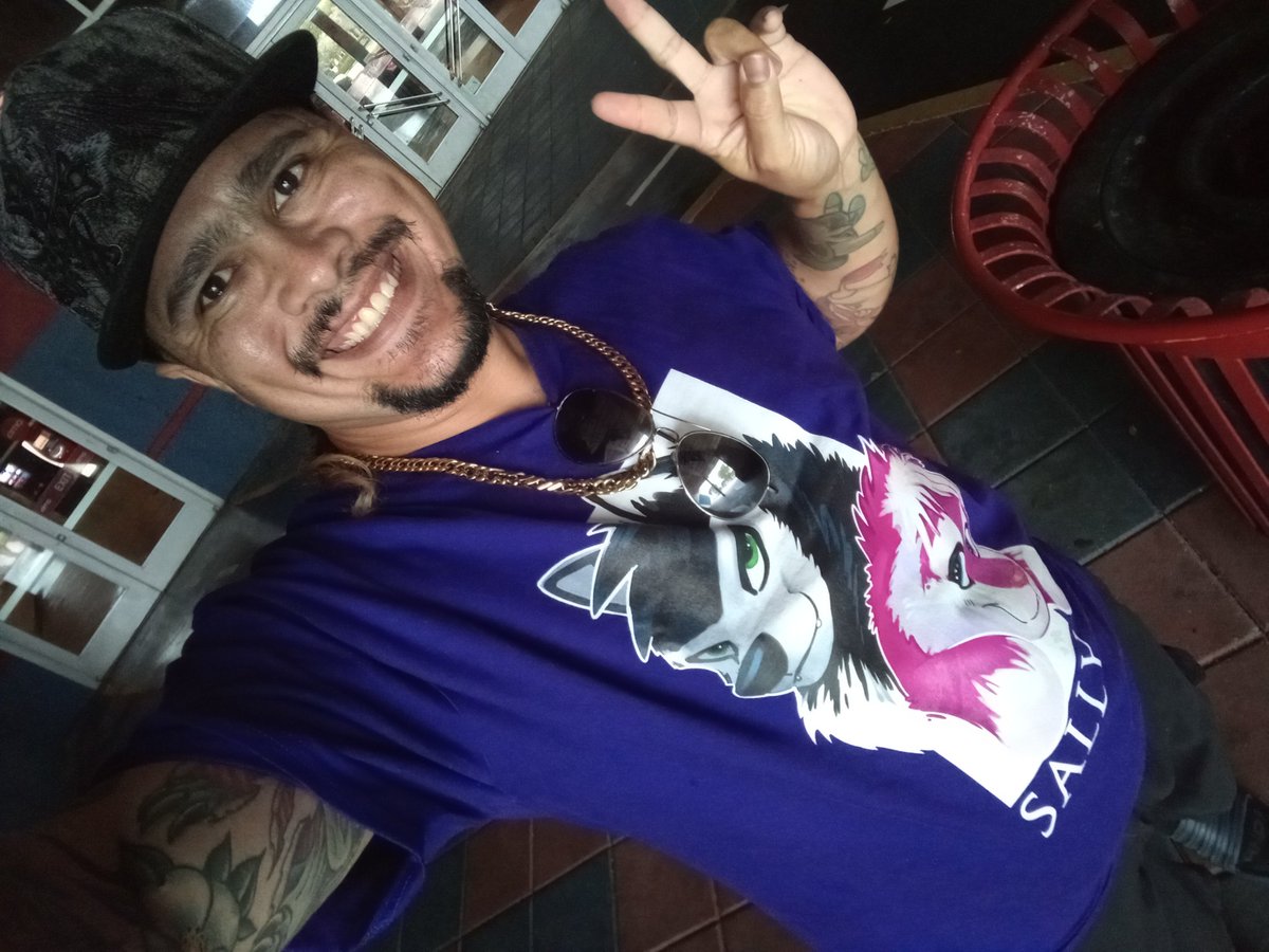 Had a nice day earlier, wearing another awesome shirt from <a href="/Sally_TheSeries/">SALLY - The Series</a>! Really amazing design! 🥰
#furry #furries #furryfandom #furryartist