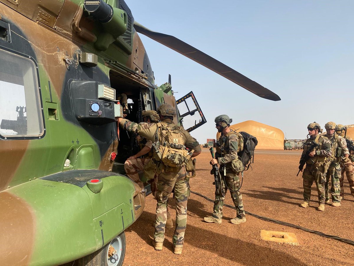 EtatMajorFR's tweet image. #Barkhane | Le 14/07 au Mali, après avoir détecté la présence de Groupes armés terroristes dans le Liptako et le Gourma, les hélicoptères de la Force ont permis la dépose de commandos. Bilan : Plusieurs GAT neutralisés et du matériel saisi. #NotreDéfense

bit.ly/2XmwrjF