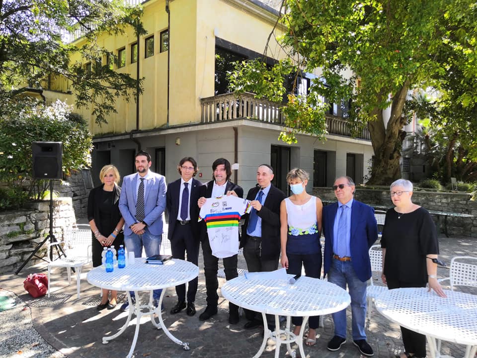 Ieri a villa Giulia a Verbania consegna ai familiari di #Eitan, il bambino sopravvissuto alla strage della funivia del Mottarone, dei premi raccolti dai ciclisti professionisti nella 19 tappa del Giro d'Italia.
A consegnarli é stato Gianni Bugno. Info link bit.ly/3AvCQHo