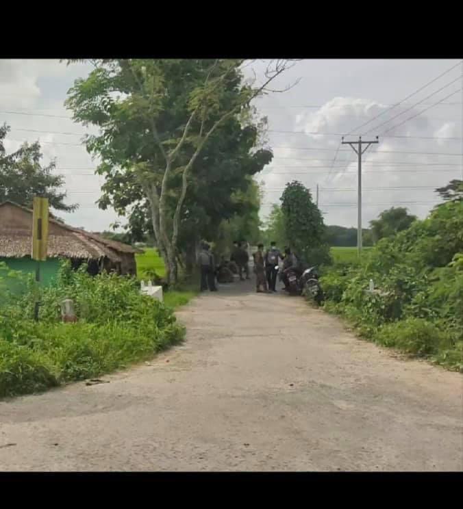 LilyNoe00's tweet photo. Massive SAC blocked the roads of Bagret village, native town of Karen Revolutionary leader SawBaOoGyi in Karen since 5am &amp; not letting villagers to lay wreaths &amp; hold Karen Martyrs’ Day Ceremony. #ChinaSupportingJunta #Aug12Coup  #WhatsHappeningInMyanmar https://t.co/QN7tgDwX6V
