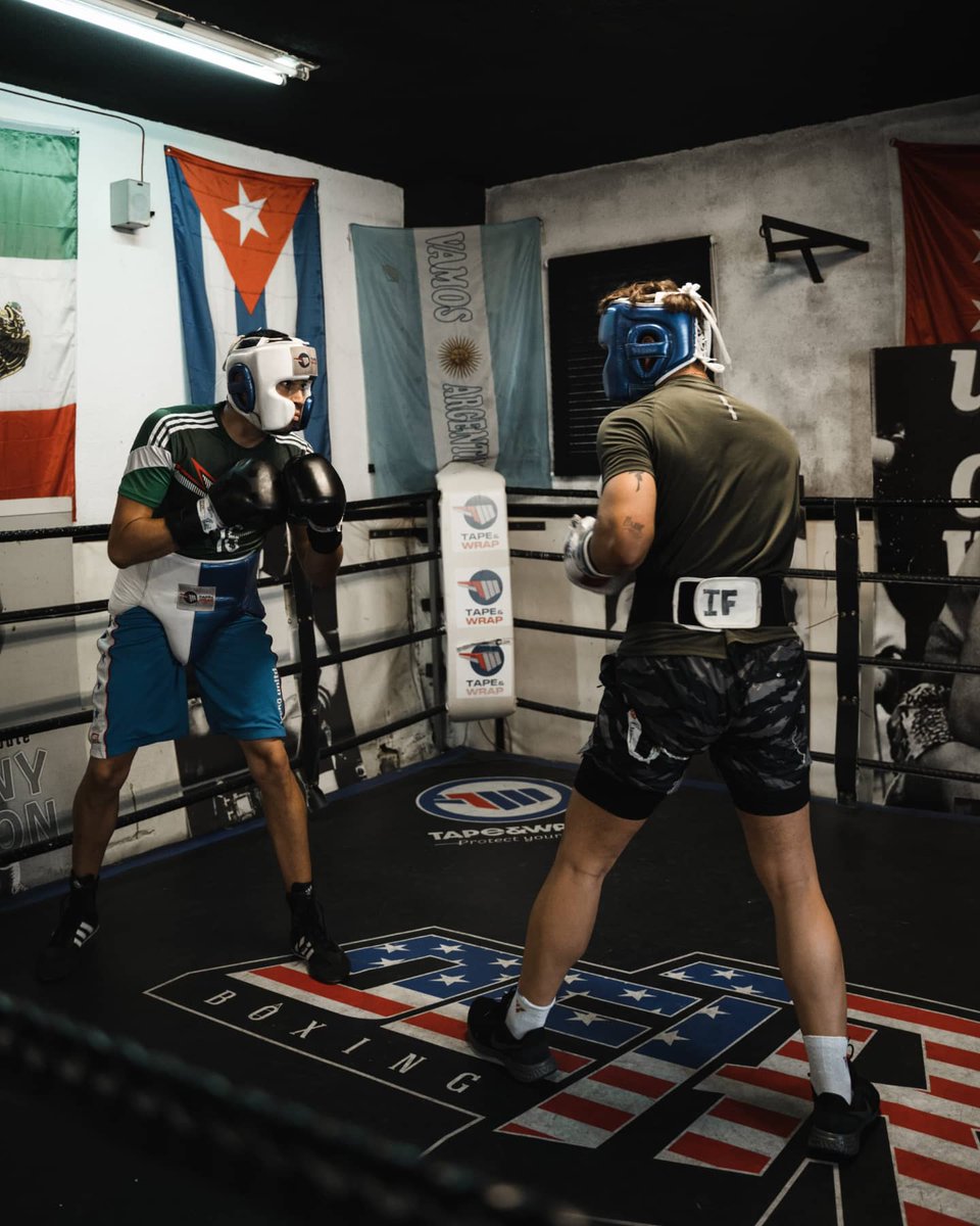 BravidoLera's tweet photo. Never give up on something that you can't go a day without thinking about
.
.
.
📸 @luisgomezsoto
🥊 @tapeandwrap
🏛️ @detroit_boxing_academy
#DetroitBoxingAcademy #TapeAndWrap #sparring #Training #Workout #Fight #Boxeo #boxing #Mindset #Lifestyle https://t.co/RxF15NrIpc