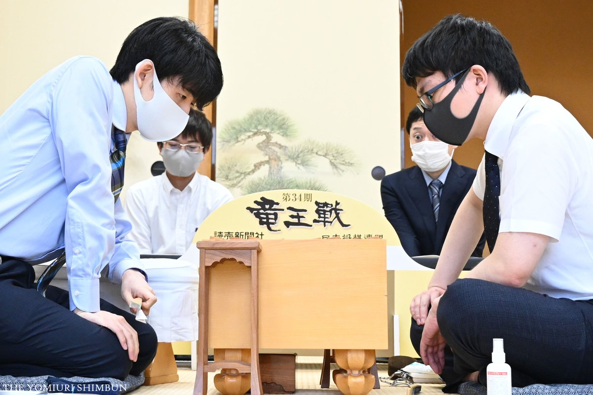 読売新聞写真部 On Twitter 第34期竜王戦挑戦者決定三番勝負第1局 藤井聡太二冠 永瀬拓矢王座 夕食は 藤井二冠が ハッシュドビーフ 半熟卵追加 Le Carre 永瀬王座が 肉豆腐 キムチ 具はキノコ 納豆オムレツ キムチ 鳩やぐら を注文 若杉