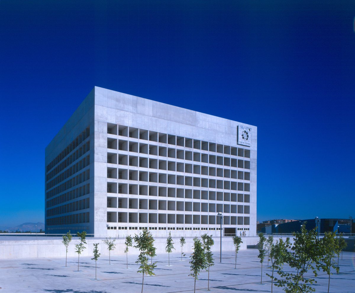 AllAboutFacades's tweet photo. Hoy en #JuevesDeArquitectura os traigo una magnífica obra de Alberto Campo Baeza: la Caja General de Ahorros de Granada (2001) o, como nos gusta llamar, “Impluvium de Luz”. Porque la luz, cuando la recoge Alberto, se torna Arquitectura. https://t.co/YTQUG9g5Ms