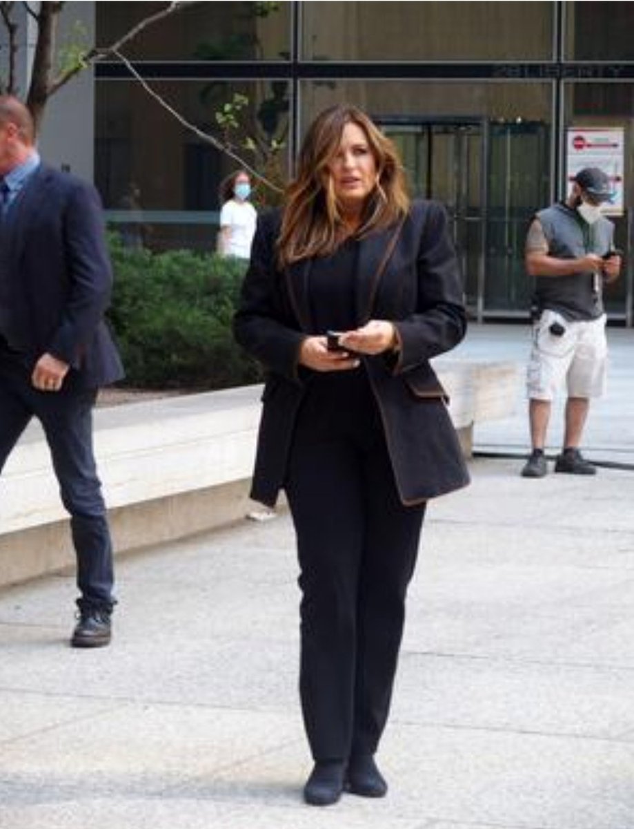 LawOrderUpdates's tweet image. #MariskaHargitay #LawAndOrderOC #setpic @Mariska