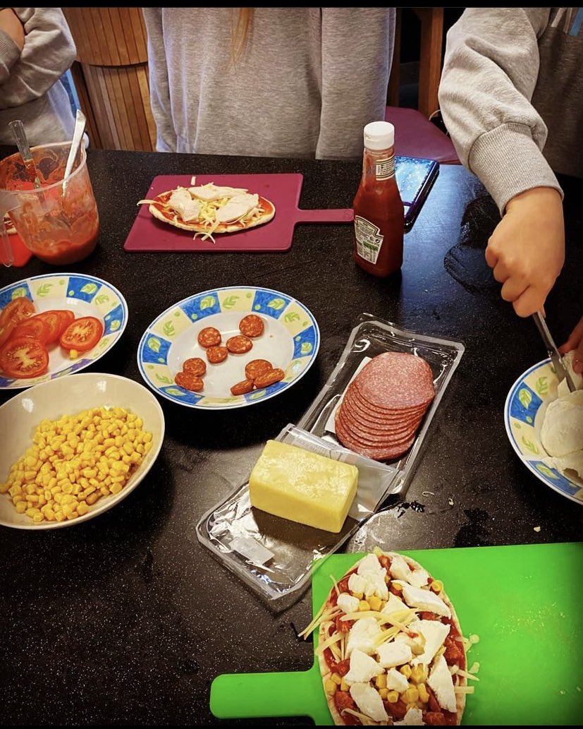 YPCmakingwaves's tweet photo. Youth sessions every Thursday eve The House youth centre St Austell!
Heres last weeks activities pizza making &amp; mental heath support pebble bags made by young people! 
#youthwork #positiveactivities #safespaces #wellbeing #mentalhealth  #learning #fun #staustell #cornwall https://t.co/NDTe3yjYqj