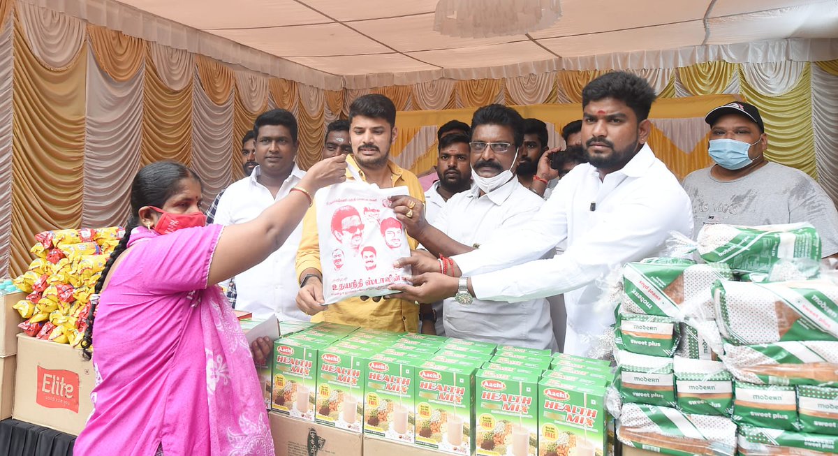Udhaystalin's tweet photo. திருவல்லிக்கேணி, தேரடி தெரு பகுதியில் ப.மாணவரணி அமைப்பாளர் தம்பி விக்கி ஏற்பாட்டில் கொரோனா தடுப்பூசி முகாம் இன்று நடைபெற்றது. தொகுதியில் நடைபெற்று வரும் தடுப்பூசி முகாம்களுக்கு ஒத்துழைப்பு அளித்து வரும், பொதுமக்கள்-கழகத்தினருக்கு நன்றி.
@nchitrarasu #ARPMKamaraj #Vijayakumar https://t.co/gpKv6sFvVk