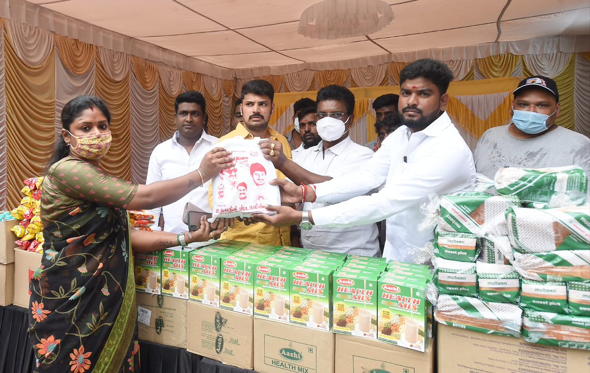 Udhaystalin's tweet photo. திருவல்லிக்கேணி, தேரடி தெரு பகுதியில் ப.மாணவரணி அமைப்பாளர் தம்பி விக்கி ஏற்பாட்டில் கொரோனா தடுப்பூசி முகாம் இன்று நடைபெற்றது. தொகுதியில் நடைபெற்று வரும் தடுப்பூசி முகாம்களுக்கு ஒத்துழைப்பு அளித்து வரும், பொதுமக்கள்-கழகத்தினருக்கு நன்றி.
@nchitrarasu #ARPMKamaraj #Vijayakumar https://t.co/gpKv6sFvVk