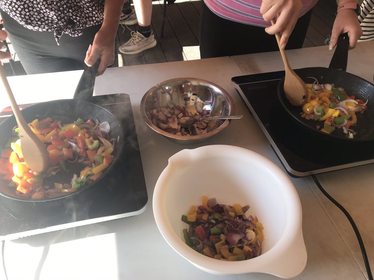 MunchCIC's tweet image. None of these young people had cooked on a job before yesterday, &amp;amp; although some said they liked baking, they had, so far, only made cakes. A big TY to @Integr8Dance @Unit12cic &amp;amp; @FareshareSC for helping to making this happen :) #communitycooking @FareShareUK @TippettCooper