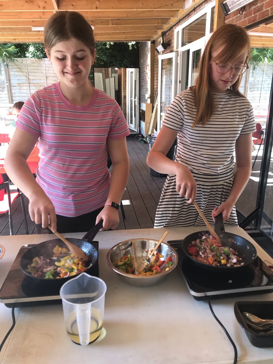 MunchCIC's tweet image. None of these young people had cooked on a job before yesterday, &amp;amp; although some said they liked baking, they had, so far, only made cakes. A big TY to @Integr8Dance @Unit12cic &amp;amp; @FareshareSC for helping to making this happen :) #communitycooking @FareShareUK @TippettCooper