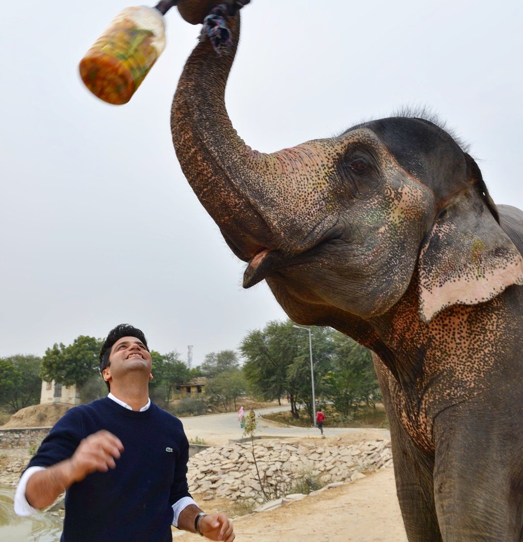 This cute appu was in no mood to give my pickle jar. #TravelwithKunal #WorldElephantDay #KunalKapur #PickleTickle #Thursday #ElephantDay #Elephants #ChefKunalKapur #Animal #Elephant #ChefsLife