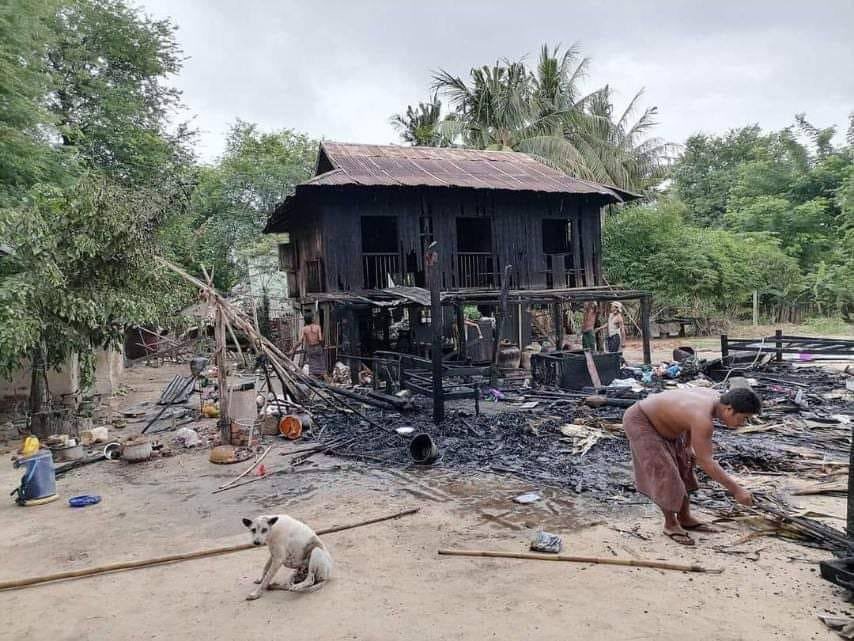 Last night, SAC stormed in #Sagaing's #Depayin Tsp &amp; set fire to the homes of UMyintOo &amp; DawSeinHtay. SAC have been conducting acts of violence since Aug8. #ChinaSupportingJunta #Aug12Coup  #WhatsHappeningInMyanmar